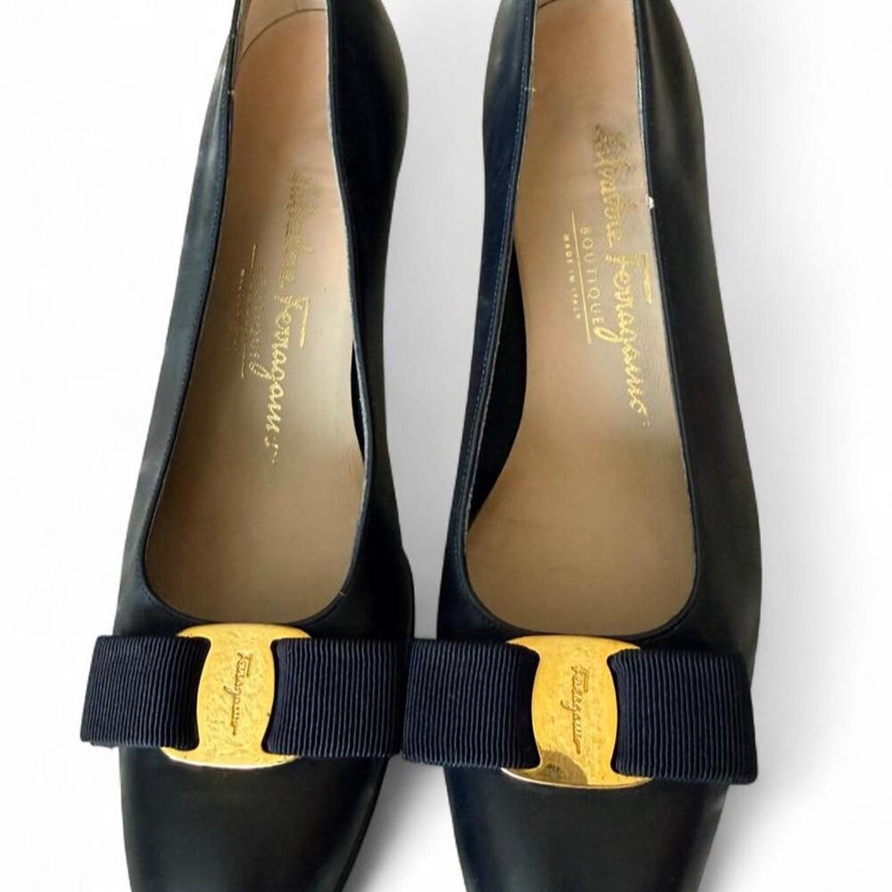 Salvatore ferragamo vara pumps in